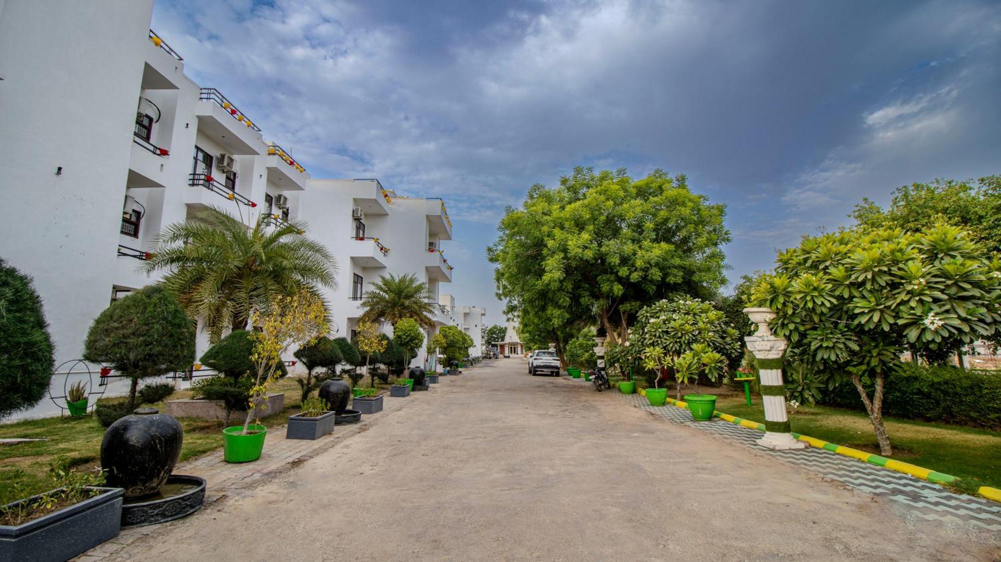 Elegance Resort Vrindavan Exterior photo